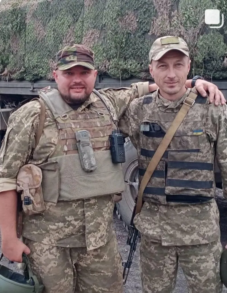Тарас Березюк (зліва) і Дмитро Сколоздра – два колеги-історики, два нерозлучні друзі, два Воїни... Фото із фронтового альбому Д. Сколоздри.