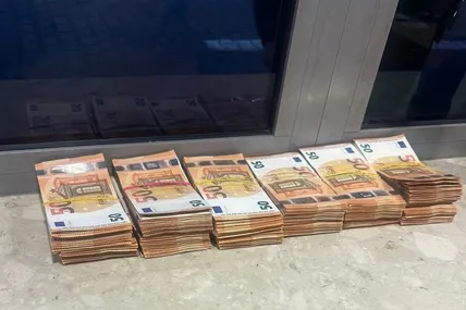 На Львівщині жінка сховала в сумочці 2,5 мільйона гривень і намагалася вивезти їх до Польщі