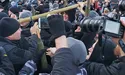 Сльозогінний газ та зеленка: під Радою тривають сутички між поліцією і протестувальниками, є постраждалі