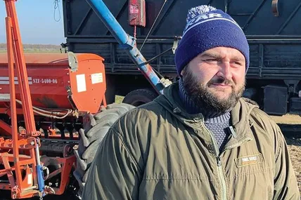 Пізньої осені Ельдар Гасимов засіває розміновані площі. Фото Суспільне Миколаїв.