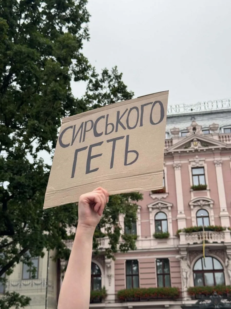 18.07.2026, 20:20				




 «Мені скоро 6, це моя перша картонка»


										О 19.00 біля памʼятника Шевченкові розпочався вже традиційний мітинг-протест проти відставки Михайла Федорова. На площі перед памʼятником зібралися кілька сот людей
