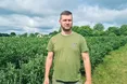 Захищає Батьківщину і вирощує лохину