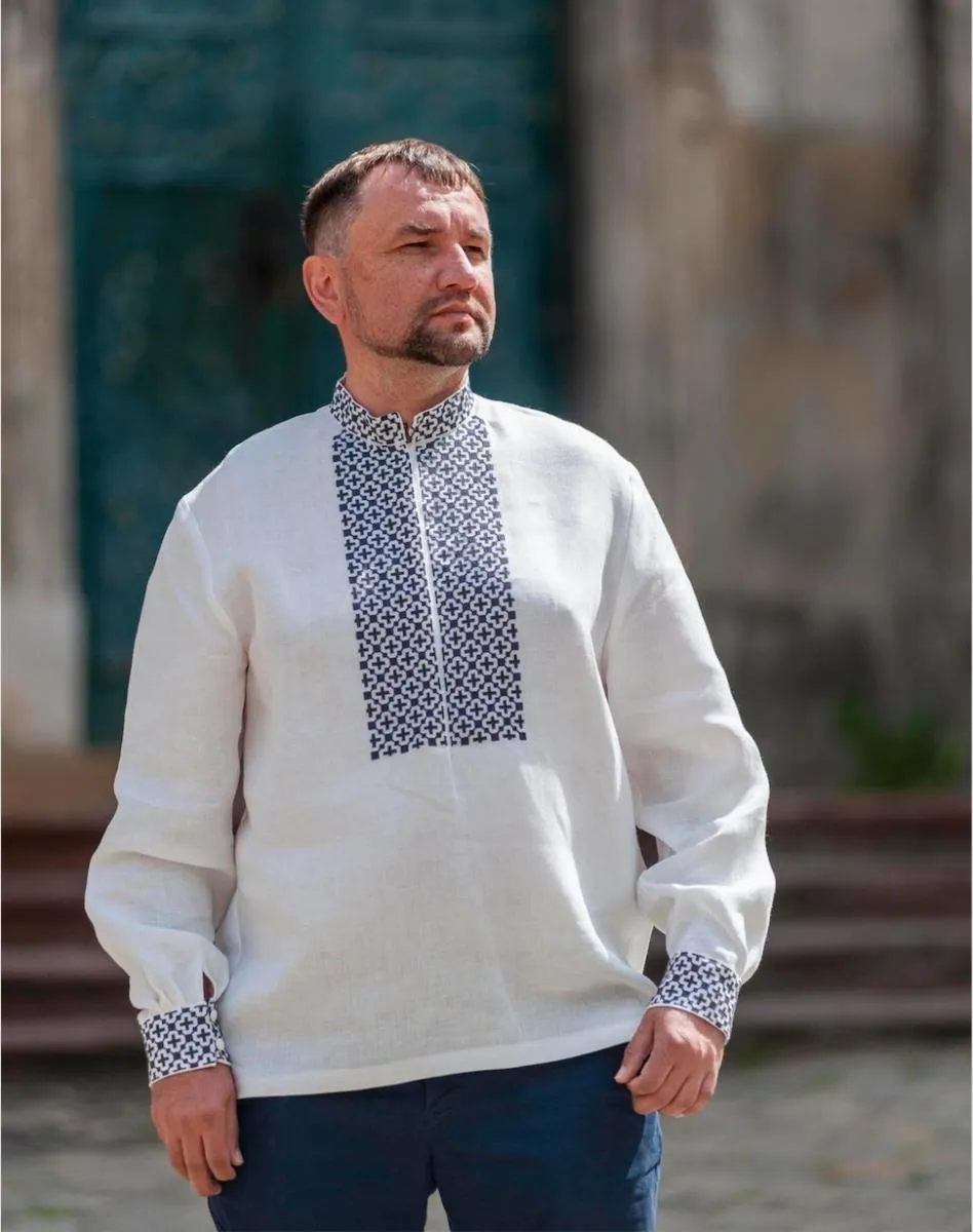 Першим копію вишиванки одягнув Володимир В'ятрович.
