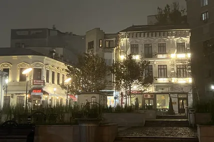 Вечірній Бухарест виграє вогнями. Фото авторки