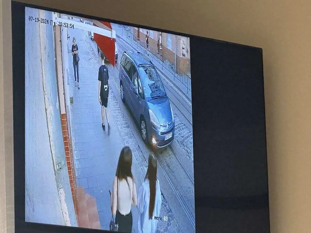 На вул.Б. Хмельницького камери зафіксували двох осіб, схожих на Зінченка. Вони рухались по різних сторонах вулиці... І в якийсь момент опинилися один навпроти одного....