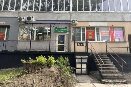 «Люди у стані наркотичного сп’яніння штани спускають, вибігають на дорогу… Курточкою махають безперестанку…»