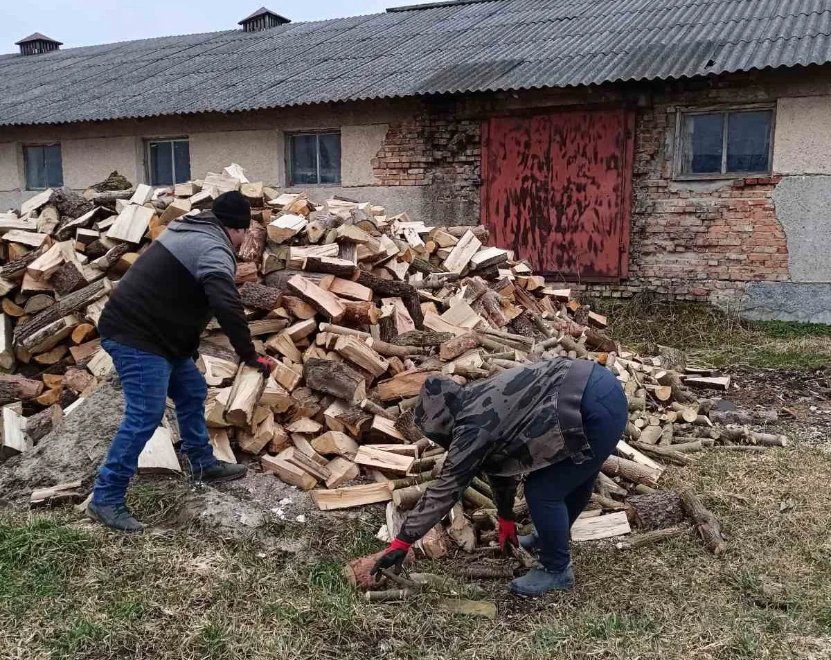 Людей, які стоять на обліку у Центрі зайнятості, залучають до суспільно корисних робіт.