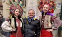 «Ворог на порозі — а українці святкують!»