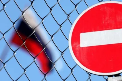 Усі 45 російських дипломатів залишили Польщу