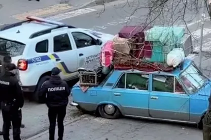 Утікав від ворожих дронів&nbsp;&mdash; узяв зі собою домашню птицю і собаку&hellip;