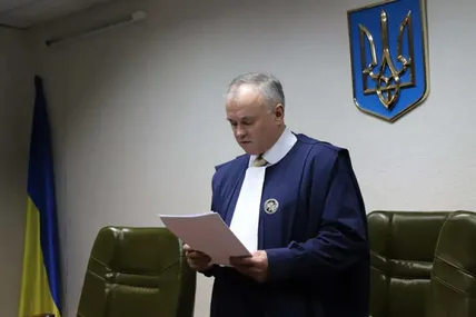 Суддя Ясельський вісім років розглядав справу Пацеляка. Його рішення закрити справу проти «беркутівця» присутні у залі зустріли вигуками «Ганьба!» Фото із соцмереж