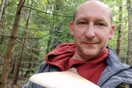 Цей гриб-парасольку дружина Руслана підсмажує на пательні і теж приправляє трюфелем. Фото з домашнього альбому Руслана Шарова