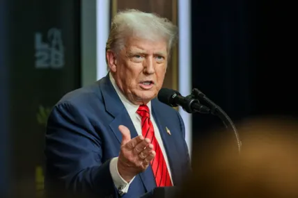 Лі Чже Мьон вручив Дональду Трампу золоту корону та найвищу державну нагороду