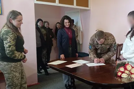 “Розписка” цих молодят була не у РАЦСі, а в колонії. Сімейному щастю це не повинно завадити, вважають вони.