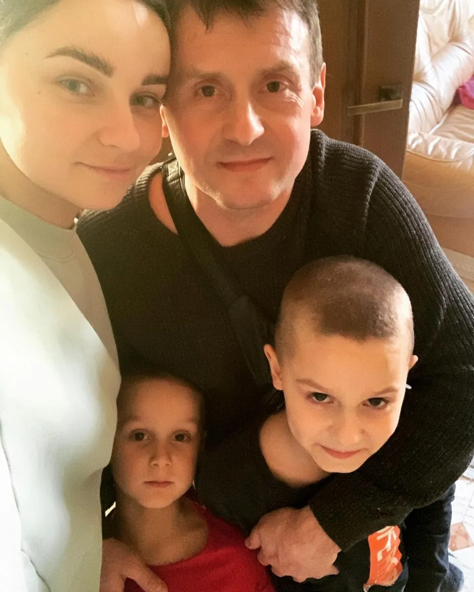 Юра та Олена з дітьми.