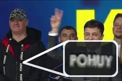 Фото ілюстративне. 2018 рік, Кошовий стояв на дебатах за спиною Зеленського в одязі фірми POHUY