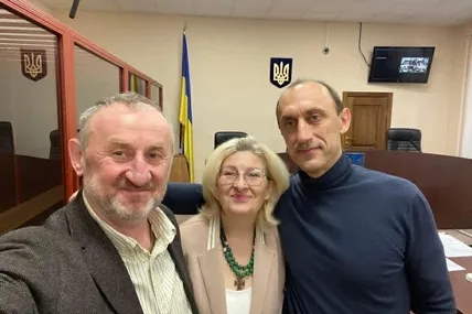 Роман Червінський (праворуч) зі своїми прихильниками - вдовою Степана Хмари, пані Роксоляною, і нардепом попередніх скликань Михайлом Ратушним. Фото із соцмереж.
