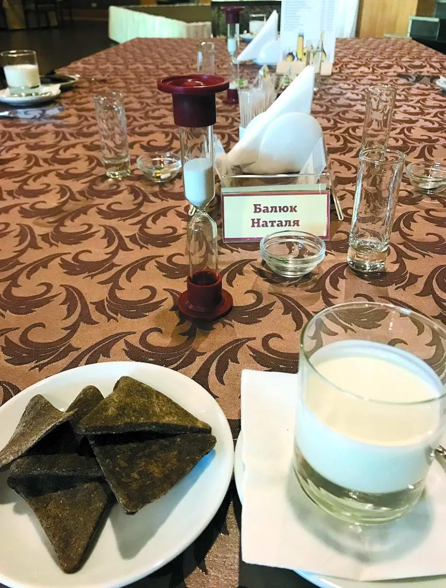 Під час прийому їжі на столі обов'язково стоїть пісочний годинник. Він нагадує, що одну страву треба їсти мінімум п'ятнадцять хвилин