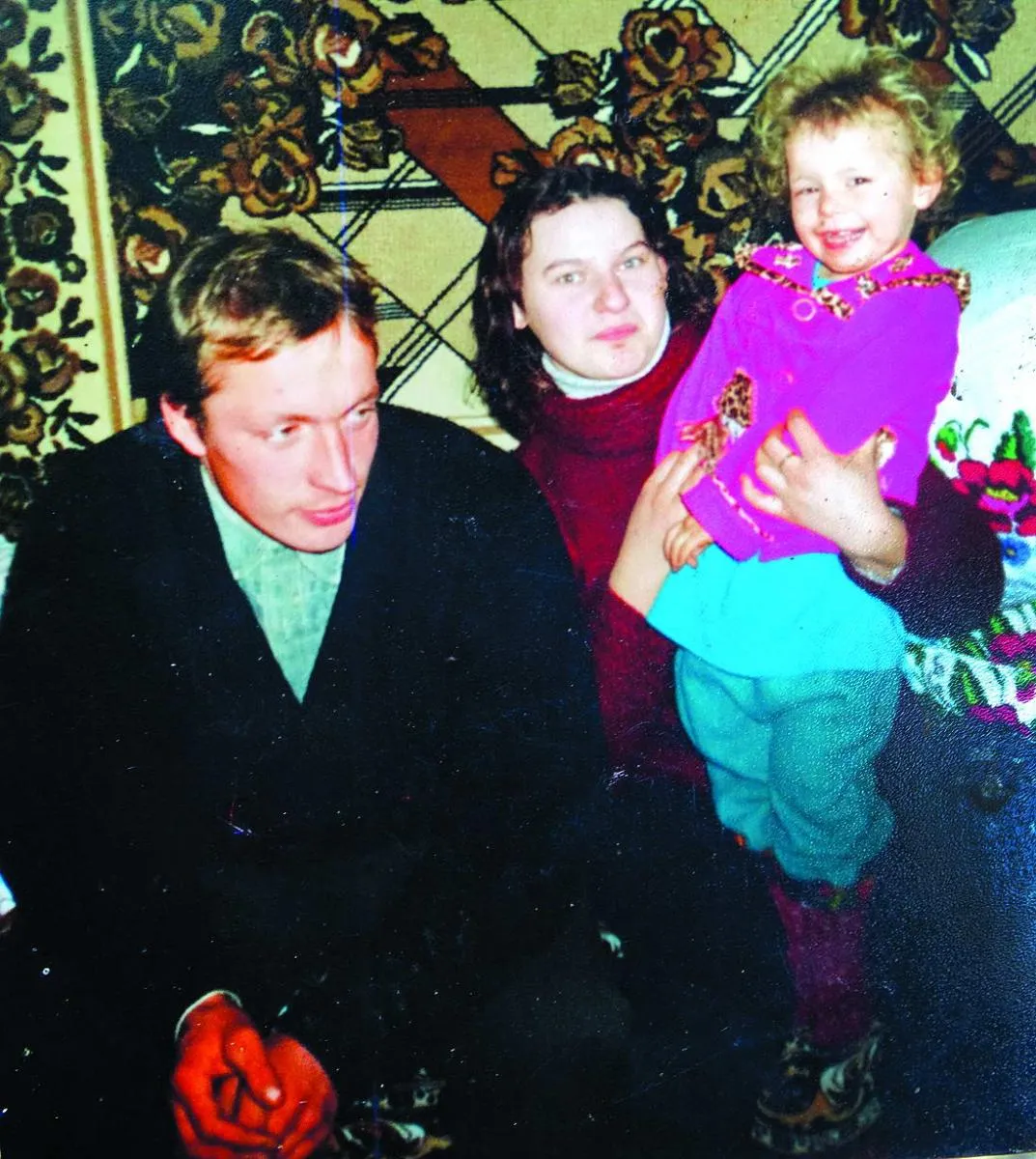 Блискавка забрала найцінніше – життя Юлі Дударчук (у центрі).