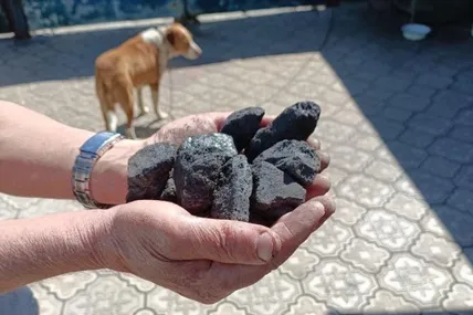 Це вугілля з Донеччини, яке даруватимуть львів’янам, які на ярмарку у Стрийському парку придбають шкіряні вироби за понад 300 гривень. Фото Христини Лебедь