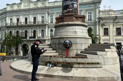 В Одесі на Європейській площі невідомі замалювали постамент фарбами, схожими на російський прапор. Джерело: Нацполіція