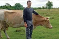 Повернувшись із фронту, доглядає корів