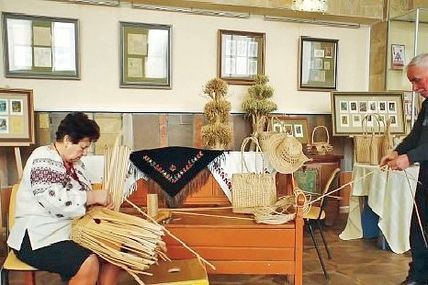 Із рогози виплітають тарілки, капелюхи, кошики