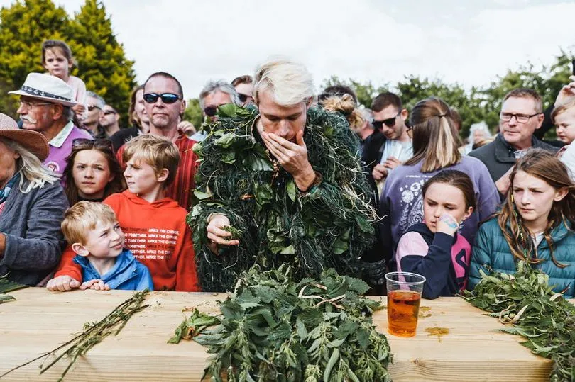 Переможець серед чоловіків, на ім'я Наял, за 30 хвилин з'їв аж 16,4 метра стебел кропиви. Фото WalesOnline.