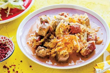 Бігос з ковбасками та грудинкою