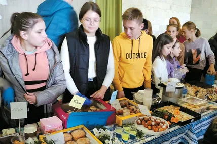 На благо­дійному ярмарку виготовлені власноруч смаколики предста­вили учні трьох буських шкіл.
