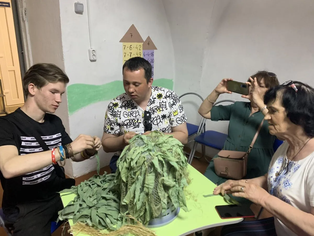 «Фішка» серед маскувальних речей - нашоломники зі старої тюлі, шматочків тканини та волокна коноплі