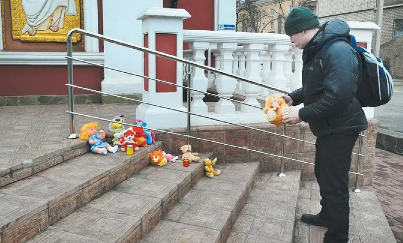 Акцією «Принеси ляльку» священикам УПЦ Московського патріархату нагадали про милосердя у Кривому Розі...