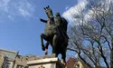 Що лежить під ногами коня короля Данила?