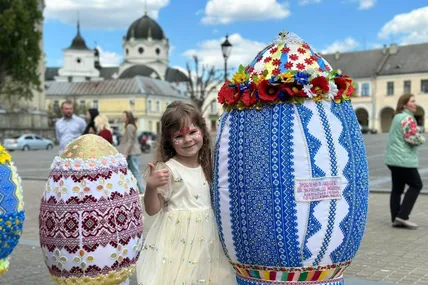 Біля писанок фотографуються діти. Фото з ФБ-сторінки майстрині