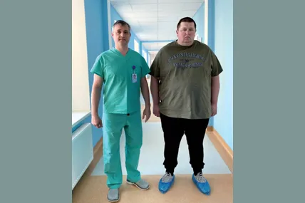 Пацієнт Юрій Романович із хірургом Андрієм Стасишиним. Фото Першого медоб’єднання Львова