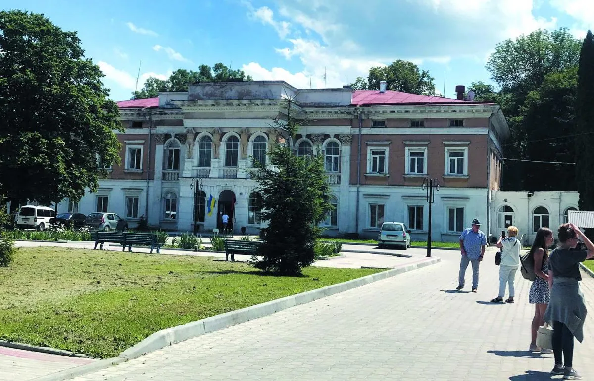 У розкішному палаці Юзефи Рей досі діє лікарня, де лікують захворювання нервової та серцево-судинної системи, органів дихання, хребта...