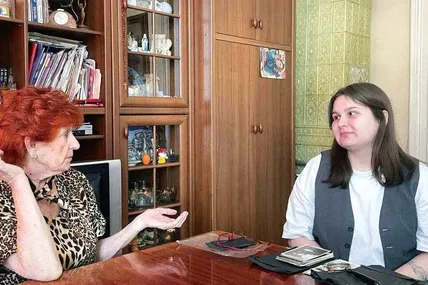Пенсіонерка Лідія Михальченко (ліворуч) розповідає дослідниці Дарії Пазушенко про те, як у часи Другої світової війни вдалося врятувати Кароліну Розенталь. Фото Музею «Територія терору»