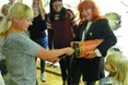 Поки грала скрипка-мазанка, весільні гості частувалися за кошт нареченого...