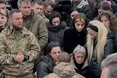 Зворушливі фото: Залужний став на коліна перед нареченою та мамою «Да Вінчі»