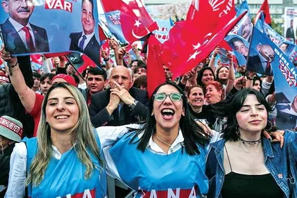 Молоді прихильниці Киличдароглу на мітингу в Анкарі. Дівчата вірять, що у другому турі виборів опозиціонер переможе. Фото EPA