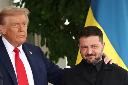 У президента США мікрофон випадково зафіксував слова Трампа про «угоду з путіним». Фото: 24 канал