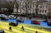 Біля посольства рф у Лондоні розмалювали вулицю синьо-жовтими кольорами