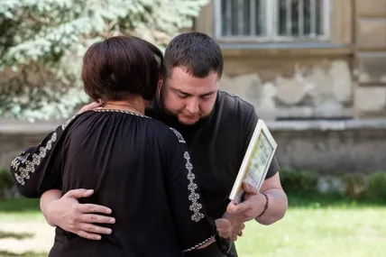 В.о. голови обласної ради Юрій Холод вітає Лесю Степанівну Осадчук, полеглий син якої Юрій був героєм публікації «Високого Замку». Фото пресслужби Львівської облради