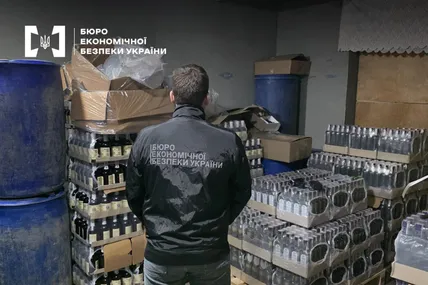 «Виготовляли підроблену горілку відомих брендів» – БЕБ викрило підпільне виробництво у Львові