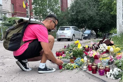До місця вбивства мовознавиці щодня приносили квіти та свічки. Фото Суспільного