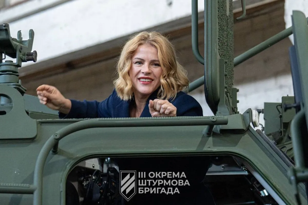 Прем’єр-міністр Латвії Евіка Сіліня під час передачі ЗСУ латвійських «бетеерів» Patria. Фото із соцмереж 