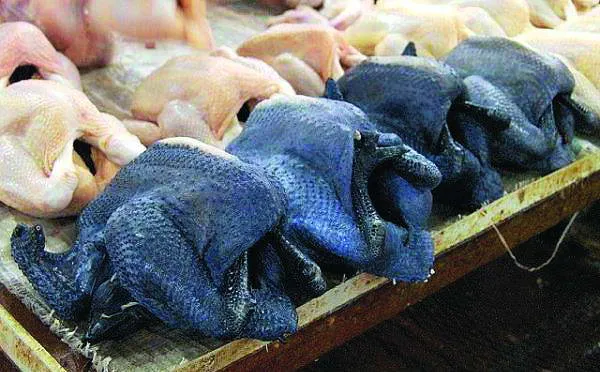Чорні тушки курей Ухейілюй та тушки курей звичайних