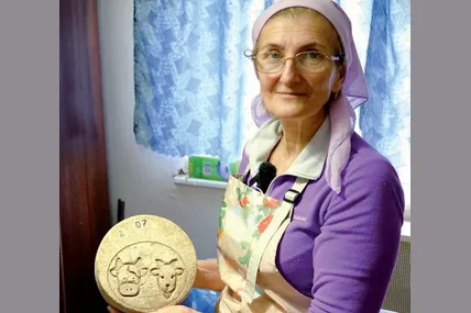 Із початку війни Валентина Сафронова виготовляє сир. Фото Суспільного