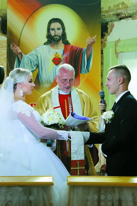 Перше з часів Другої світової війни вінчання у храмі.