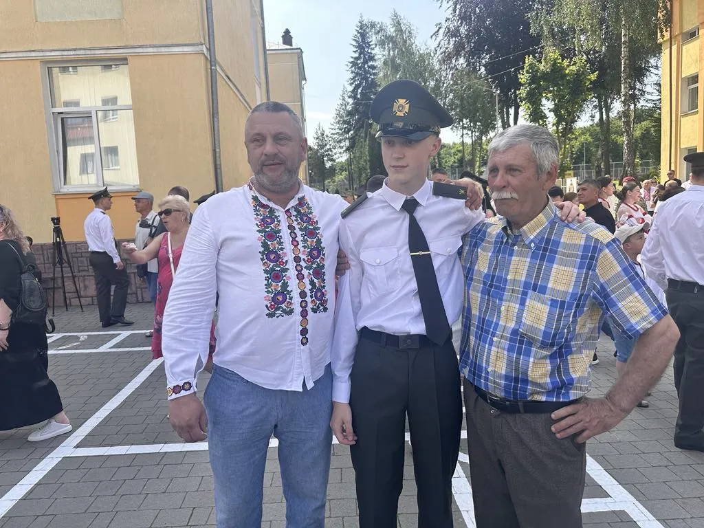 Батьки привітали своїх дітей-випускників. 